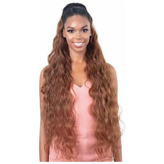 Model Model Gardenia drawstring ponytail. BEACHY WAVE 36“