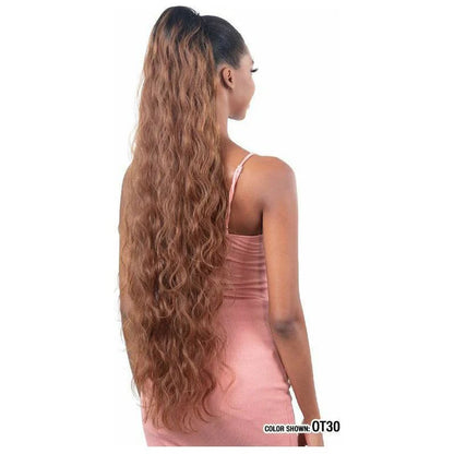 Model Model Gardenia drawstring ponytail. BEACHY WAVE 36“