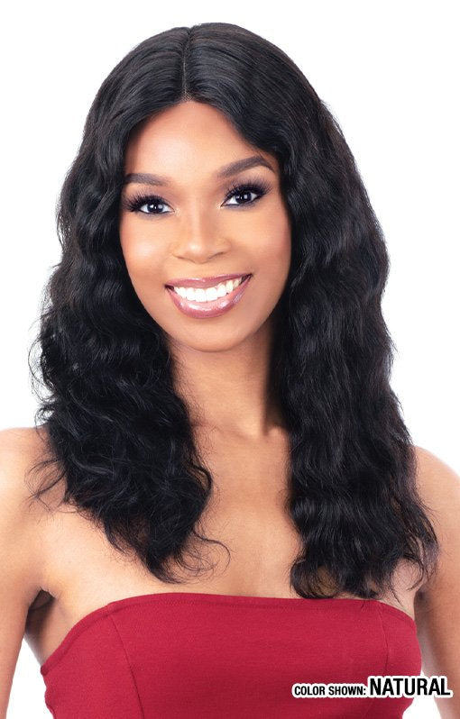 Model model Haute HD lace front wig. Body wave 18“. Natual